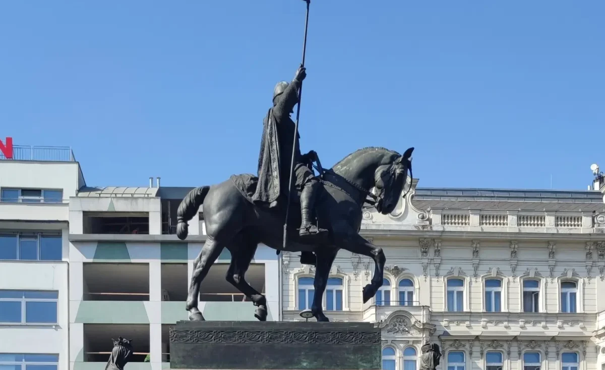 памятник святому Вацлаву на Вацлавской площади в Праге крупным планом при дневном свете