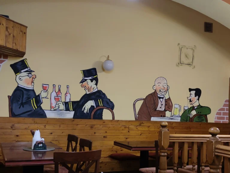 рисунок на стене в пражской пивной с персонажами романа Похождения бравого солдата Швейка.