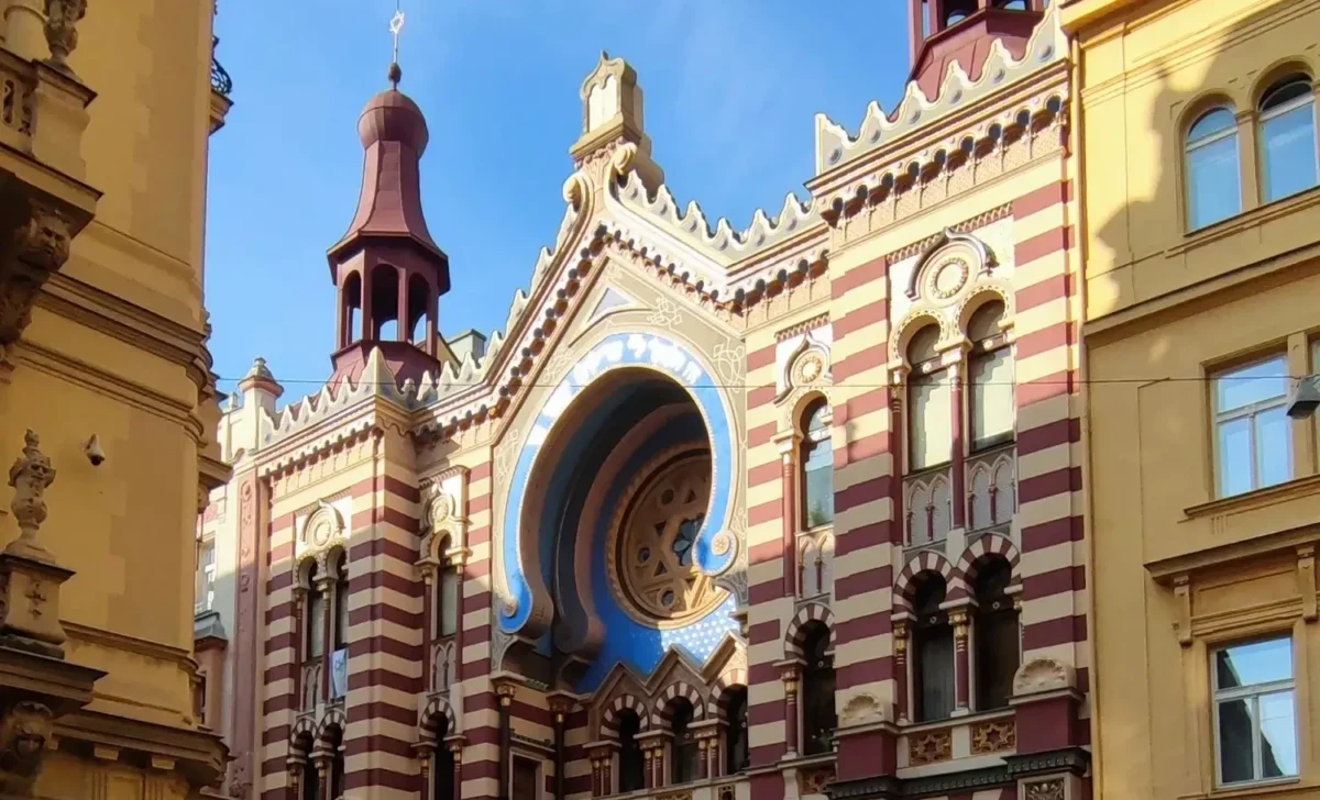 иерусалимская синагога в Праге с ярким полосатым фасадом в мавританском стиле