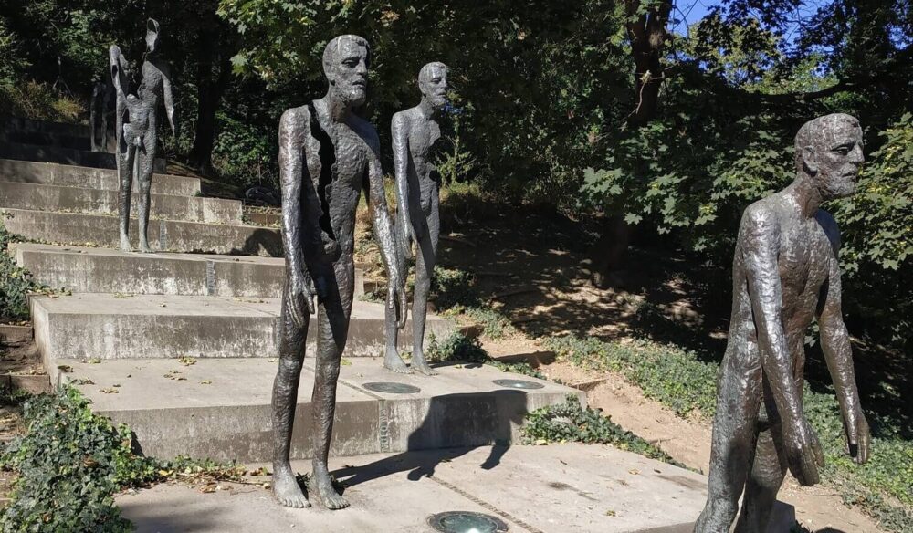 мемориал жертвам коммунизма в Праге на склоне холма Петршин с разрушающимися мужскими фигурами на лестнице