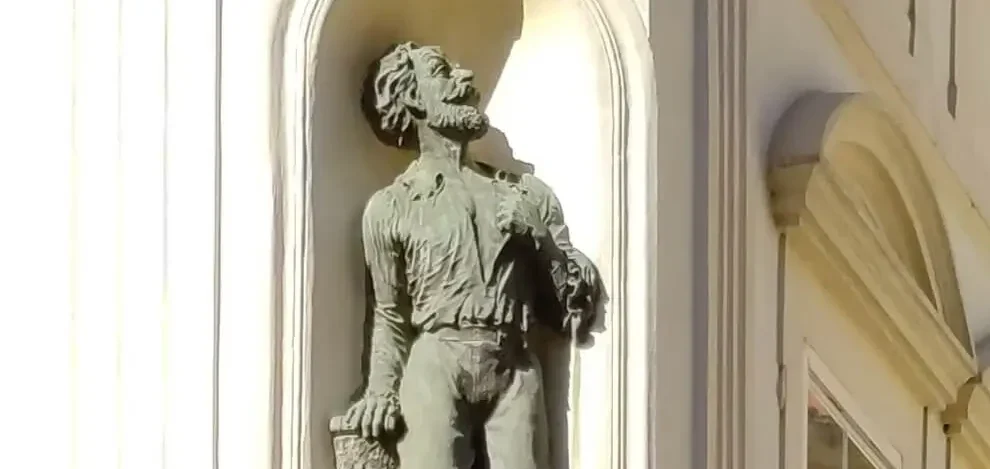 фрагмент фасада с памятником Вацлаву Будовцу и мемориальной плитой.