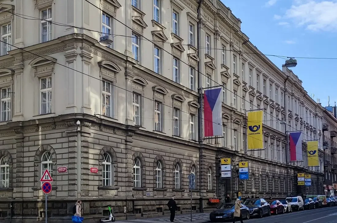 здание Главпочтамта в Праге на улице Йиндржишска с чешскими флагами