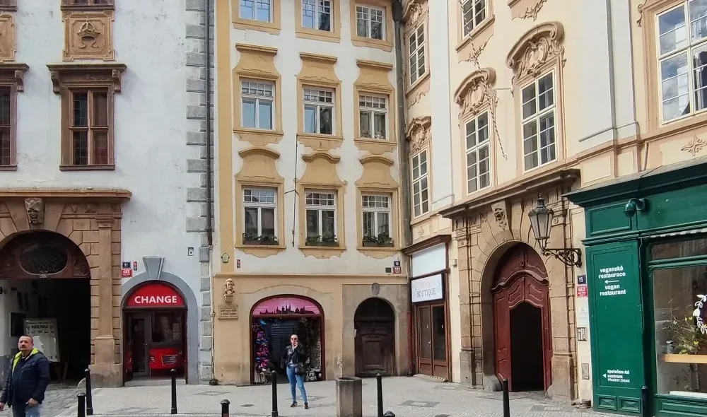 здание на улице Мелантрихова в Праге с видом на дом U Košíku и соседние исторические фасады