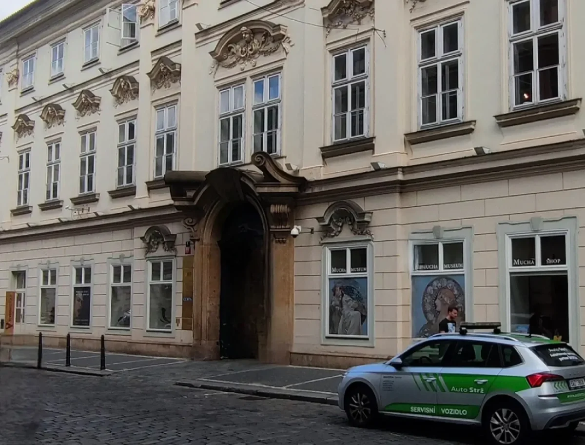фасад Кауницкого дворца в Праге, в котором расположен Музей Альфонса Мухи, с декоративными элементами в стиле барокко