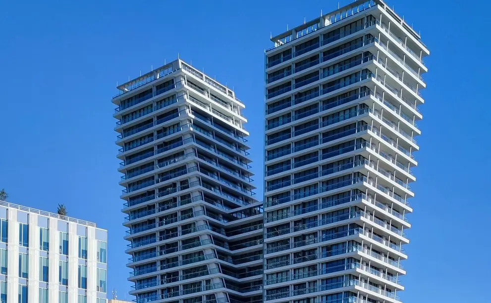 современный жилой небоскреб V Tower с уникальной архитектурой в районе Панкрац в Праге