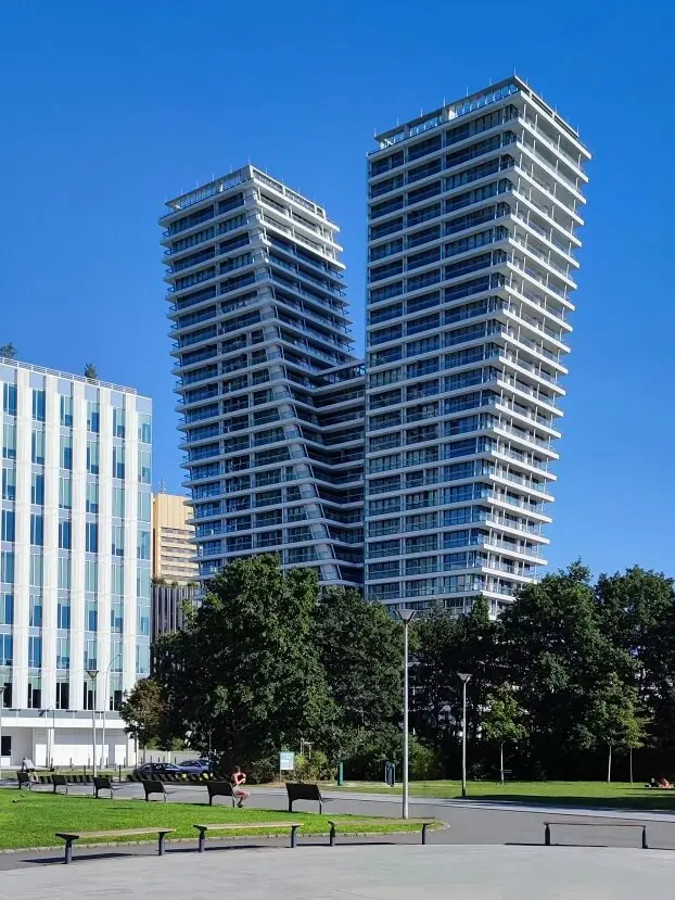 V Tower жилой комплекс V Tower и зеленый парк с прогулочными дорожками в Праге