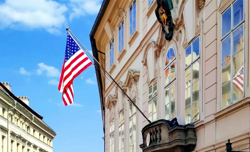здание посольства США в Шёнборнском дворце на Мала-Стране в Праге