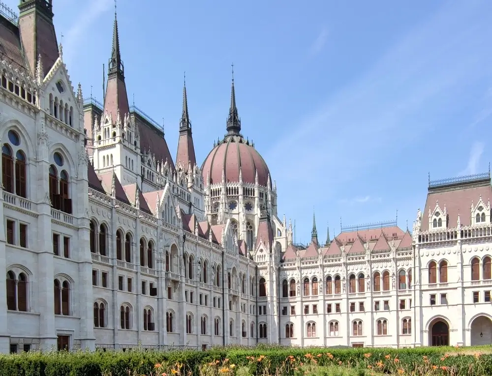 фасад здания венгерского Парламента в Будапеште при дневном свете