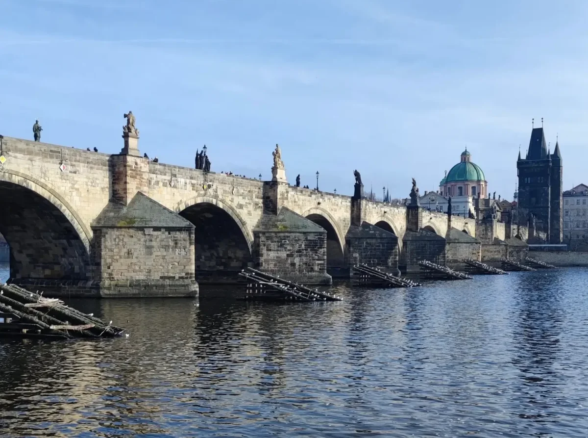 панорамный вид на готический Карлов мост со Староместской мостовой башней через реку Влтаву