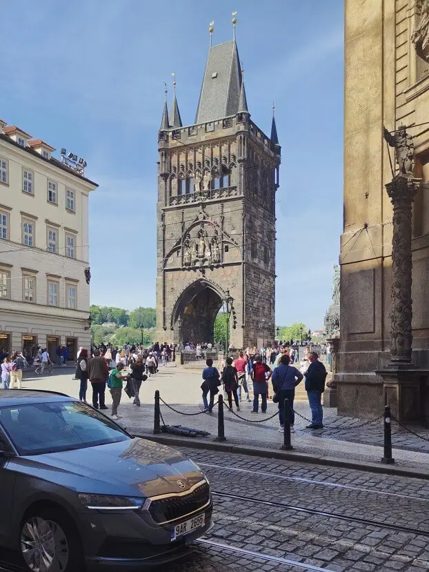 Староместская мостовая башня при солнечном освещении на фоне голубого неба