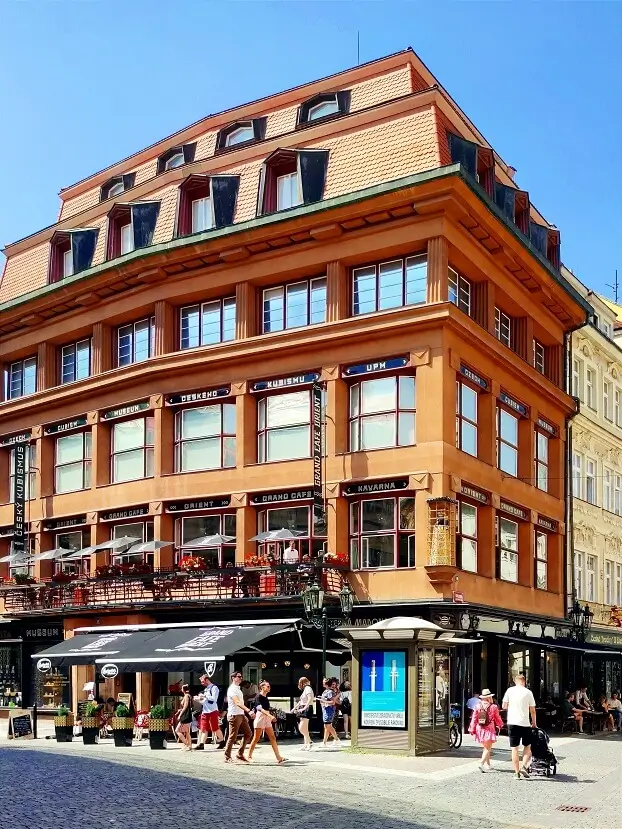 угловой фасад дома У Чёрной Матери Божьей с кафе Grand Cafe Orient в Праге