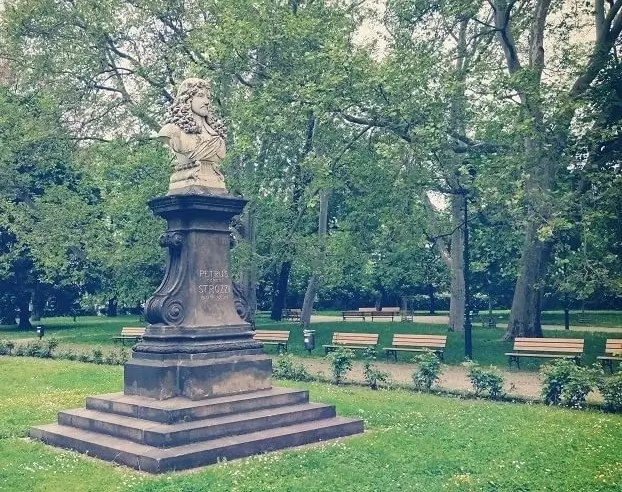 памятник графу Петру Строцци в парке у здания Инвалидовны в Праге