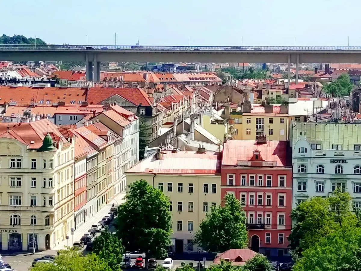 панорама пражского района Нусле с видом на опоры Нусельского моста
