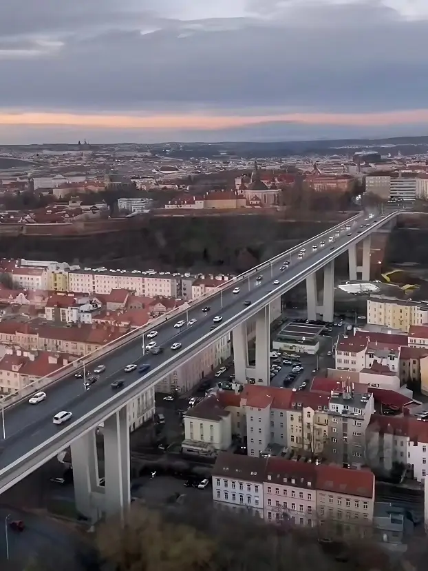 вид сверху на Нусельский мост и панораму Праги в сумерках