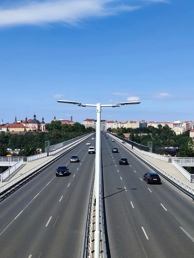 Нусельский мост автомобильное движение на Нусельском мосту в Праге