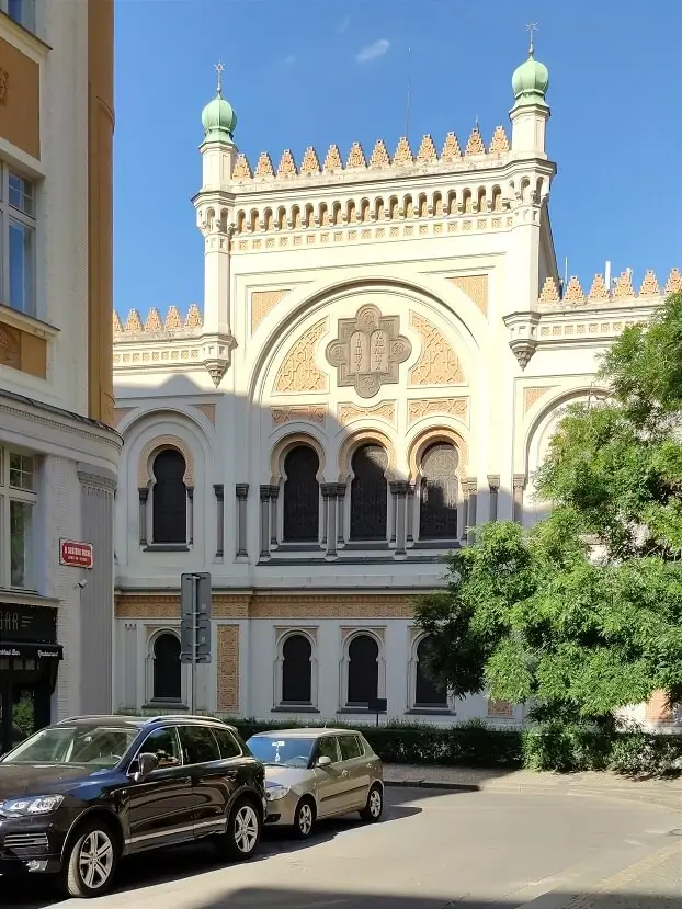 Испанская синагога фасад испанской синагоги в еврейском квартале Йозефов с элементами мавританского стиля