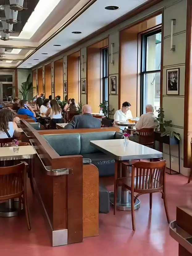 зал Café Slavia в Праге интерьер Café Slavia в стиле ар-деко с посетителями за столиками