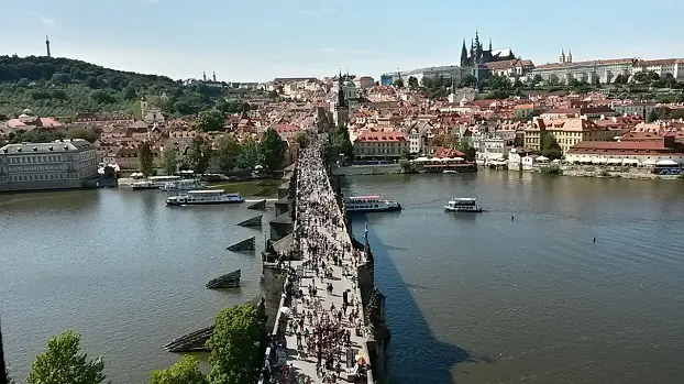 панорама исторического центра Праги и Карлова моста вид на Карлов мост и Пражский Град