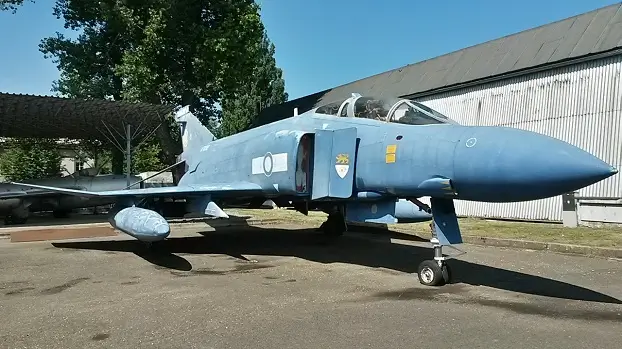 американский реактивный истребитель McDonnell Douglas F–4 Phantom II на открытой стоянке музея Кбелы в Праге