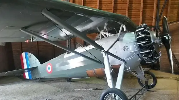 французский истребитель–парасоль Morane–Saulnier MS.230 в деревянном ангаре авиационного музея Кбелы