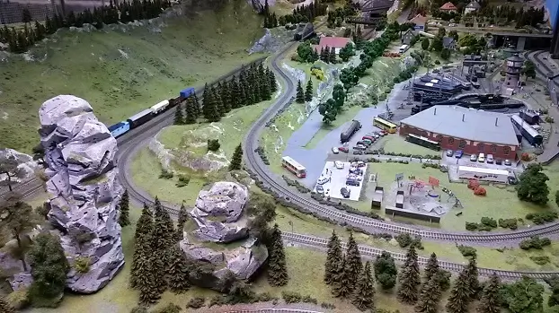панорама Королевства железных дорог макет железной дороги в Праге с детализированным горным ландшафтом и локомотивным депо