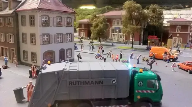 жизнь города в деталях мусоровоз Ruthmann на городской улице в миниатюрном Пражском королевстве