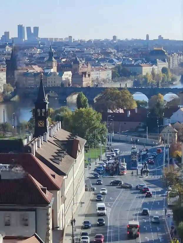 Панорама Праги с видом на Карлов мост панорамный вид на Карлов мост, реку Влтаву и башни Старого Города с высоты