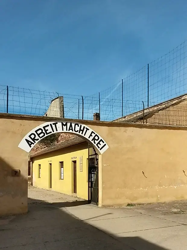 арка с надписью arbeit macht frei на входе в малую крепость концлагеря терезин