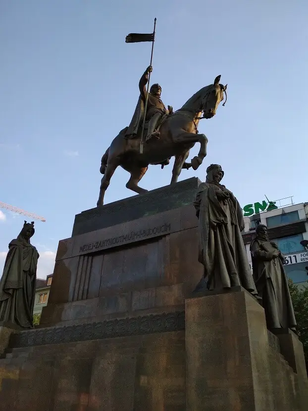 Памятник святому Вацлаву бронзовая конная статуя святого Вацлава в Праге, снятая снизу на фоне вечернего неба