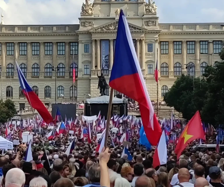 митинг с чешскими флагами у Национального музея на Вацлавской площади для путеводителя по Праге