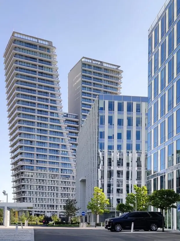 Самое-самое в Чехии жилой небоскреб V Tower оригинальной формы на фоне современных офисных центров в Праге