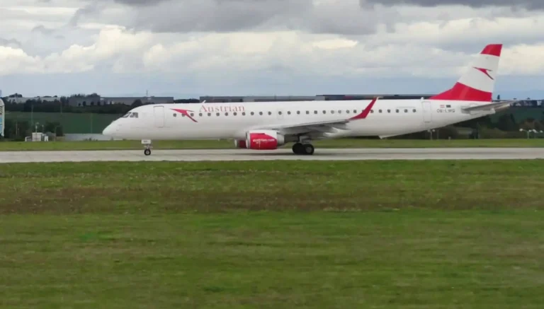 пассажирский самолет авиакомпании Austrian Airlines на взлетно-посадочной полосе аэропорта Праги