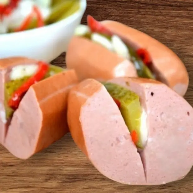 Чешские утопенцы маринованные шпикачки, надрезанные и начиненные соленым огурцом, луком и перцем – знаменитые чешские утопенцы и национальная кухня Чехии