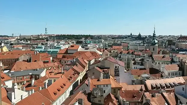 красные крыши Праги и Жижковская телебашня панорама исторического центра с черепичными крышами и Жижковской башней – смотровые площадки Праги