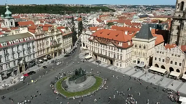 Староместская площадь с башни Ратуши вид с башни Староместской ратуши на площадь и памятник Яну Гусу – смотровые площадки Праги