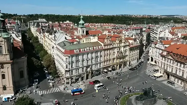 вид с Ратуши на церковь Святого Николая вид свысока на церковь Святого Николая и Парижскую улицу – смотровые площадки Праги