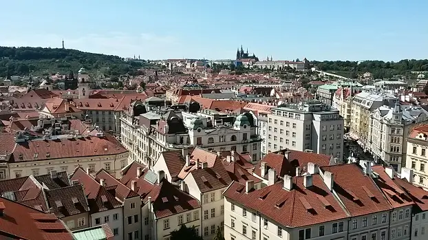 вид с башни Ратуши на Пражский Град панорама Старого Города с видом на холм Петршин и собор Святого Вита – смотровые площадки Праги