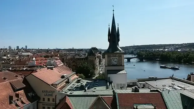 панорама Праги со Староместской мостовой башни вид свысока на Карлов мост, реку Влтаву и черепичные крыши – смотровые площадки Праги