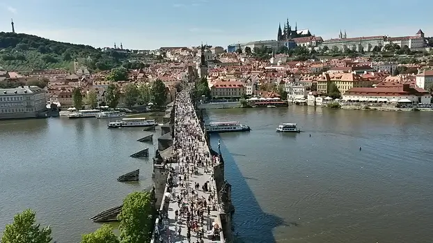 вид на Карлов мост и Пражский Град панорама Карлова моста с туристами и вид на собор Святого Вита – смотровые площадки Праги