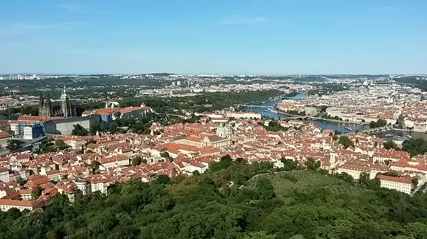 вид на Влтаву и мосты Праги с высоты панорама Праги с видом на реки, Карлов мост и Пражский Град – бесплатные смотровые площадки Праги