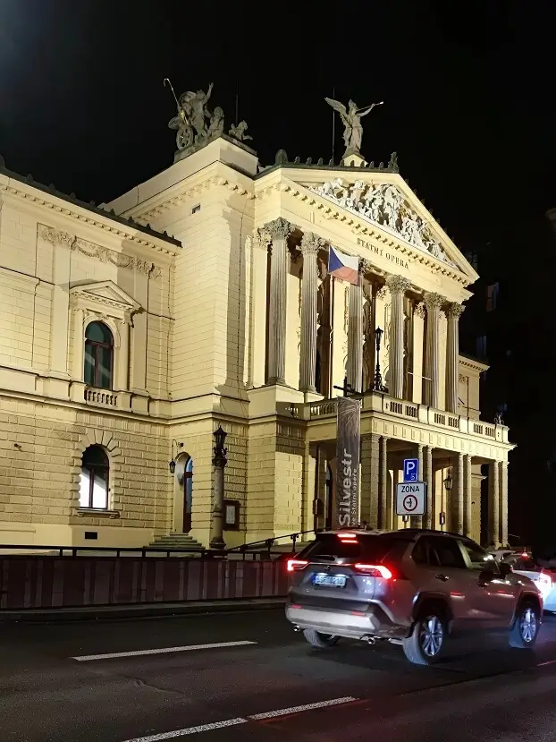 вечерняя подсветка фасада Государственной оперы – оперные театры в Праге