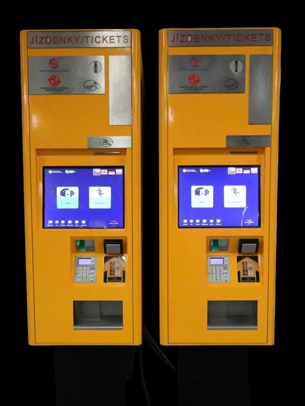 желтые автоматы для покупки проездных билетов на станции – метро Праги