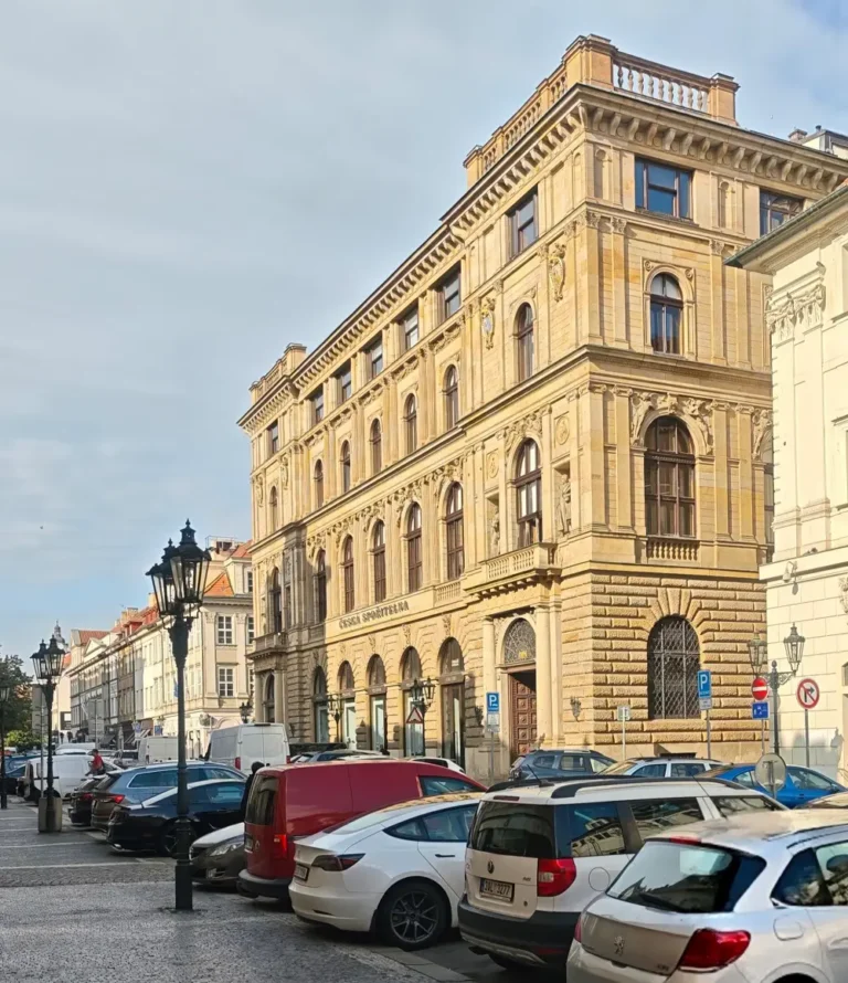 здание Česká spořitelna на улице Rytířská в Праге – фасад и прилегающая улица