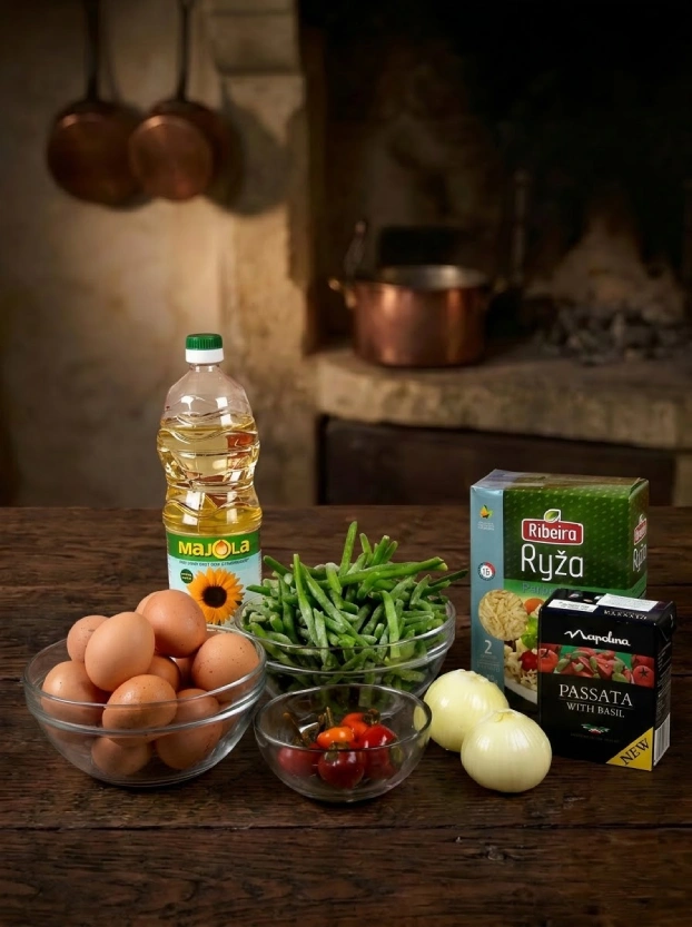 ингредиенты для глазуньи со стручковой фасолью – куриные яйца, стручковая фасоль, репчатый лук, перчики чили, томатная пассата, рис и подсолнечное масло