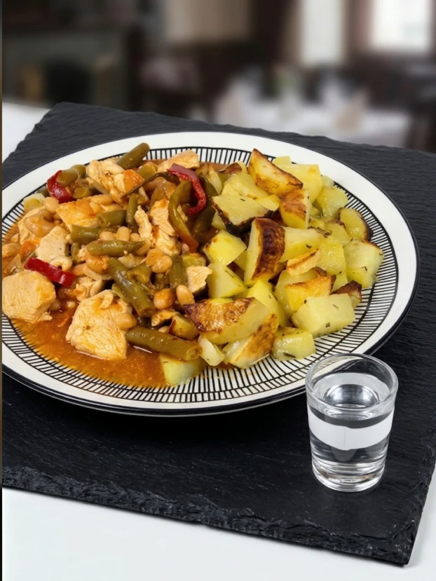чешское блюдо Katův šleh с запечённым картофелем – рецепт острая свинина Katův šleh со стручковой фасолью, перцем и запечённым картофелем