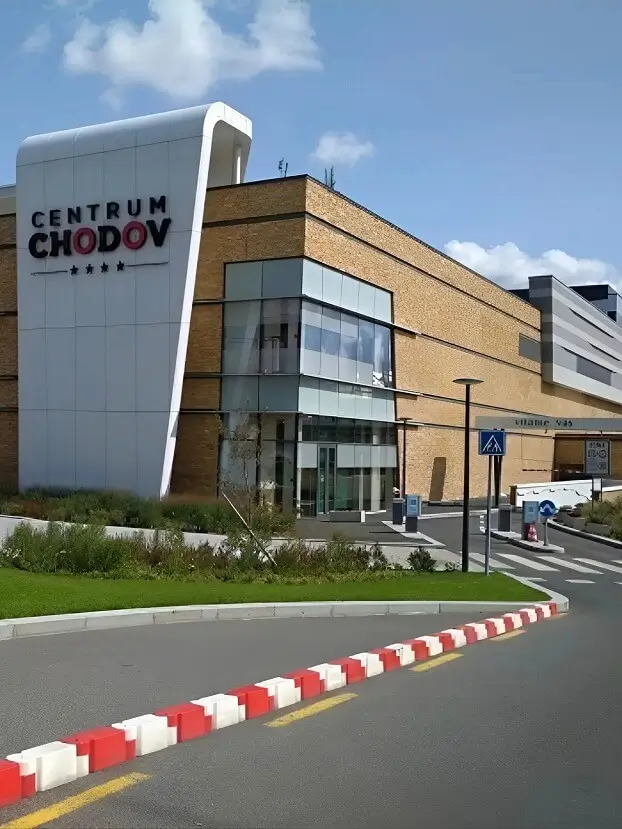 современное здание торгового центра Westfield Chodov – магазины в Праге