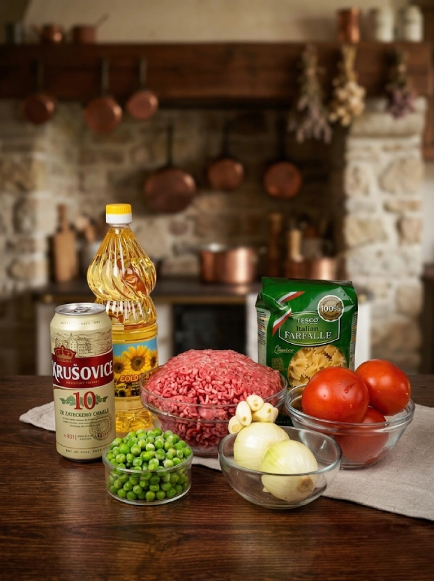 ингредиенты для макарон по-флотски по-чешски – фарш, макароны Farfalle, пиво Krušovice, зеленый горошек и томаты