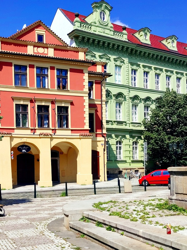 Дом U Tří stupňů фасад исторического дома U Tří stupňů с красными стенами и аркадой в Праге, крупный план в солнечный день